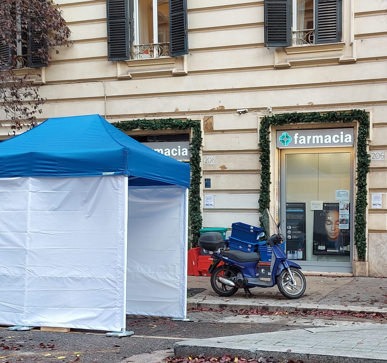 Un medico nelle farmacie Malati, Un gazebo per il tampone Covid di una farmacia