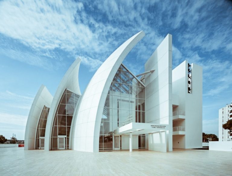 Un fiore di periferia. Chiesa del Millennio: Dio Padre Misericordioso a Tor Tre Teste