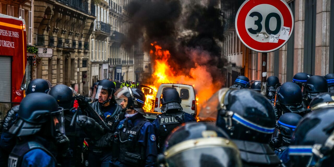 Le rivolte in Francia un monito per tutta l’Europa