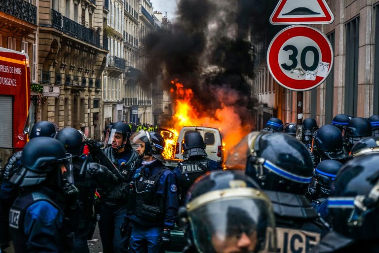 Le rivolte in Francia un monito per tutta l’Europa