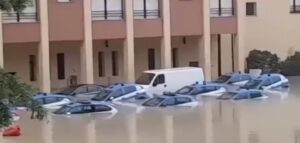 Pnrr, Auto della polizia sommerse dall'acqua a Cesena