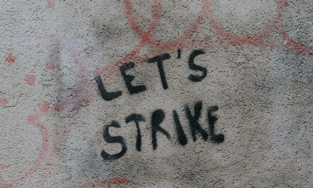 Lo sciopero del UAW: Biden e Trump corteggiano i metalmeccanici