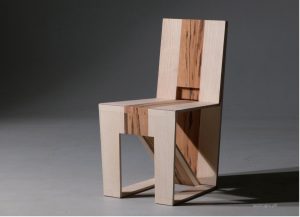 Sedia Gran Chaco: fare mobili di design con pregiati legni tropicali anziché traversine ferroviarie. Tagliare meno e vendere a prezzi più alti