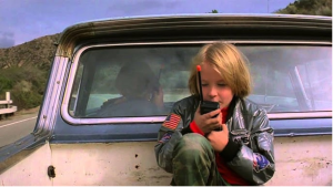 Il piccolo Hunter Carson, figlio di uno sceneggiatore del film e di Karen Black, in una scena del film.