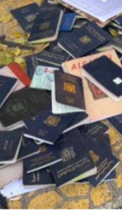 Passaporti sul pavimento in una prigione siriana appena liberata