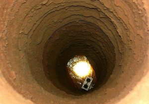 Supporto con due rilevatori per radon calato in un pozzo di qanat (Foto Pietro Ragni)