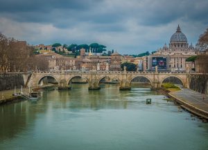 Uno scorcio di Roma con la cupola di San Pietro