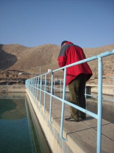 Data-logger posizionato sulla ringhiera presso una vasca della centrale idrica di Shahrood (Foto A. Ferrari)