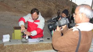 Avvio la misura della concentrazione radon nell’acqua della centrale idrica di Shahrood;l’operatore che mi riprende è un tecnico dell’università (Foto Pietro Ragni)