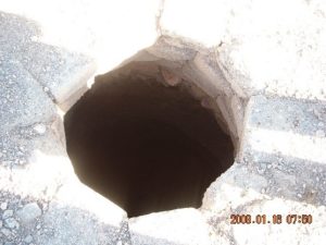 Rinforzo di pietrisco dell’imbocco di uno dei pozzi dei qanat di Shahrood in funzione (Foto Pietro Ragni)