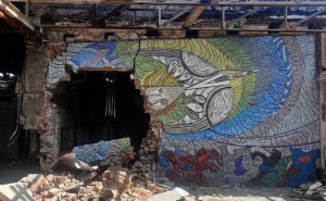 Il pannello mosaico Boryviter (Falco), Mariupol, dopo l’invasione di 24.02.2022