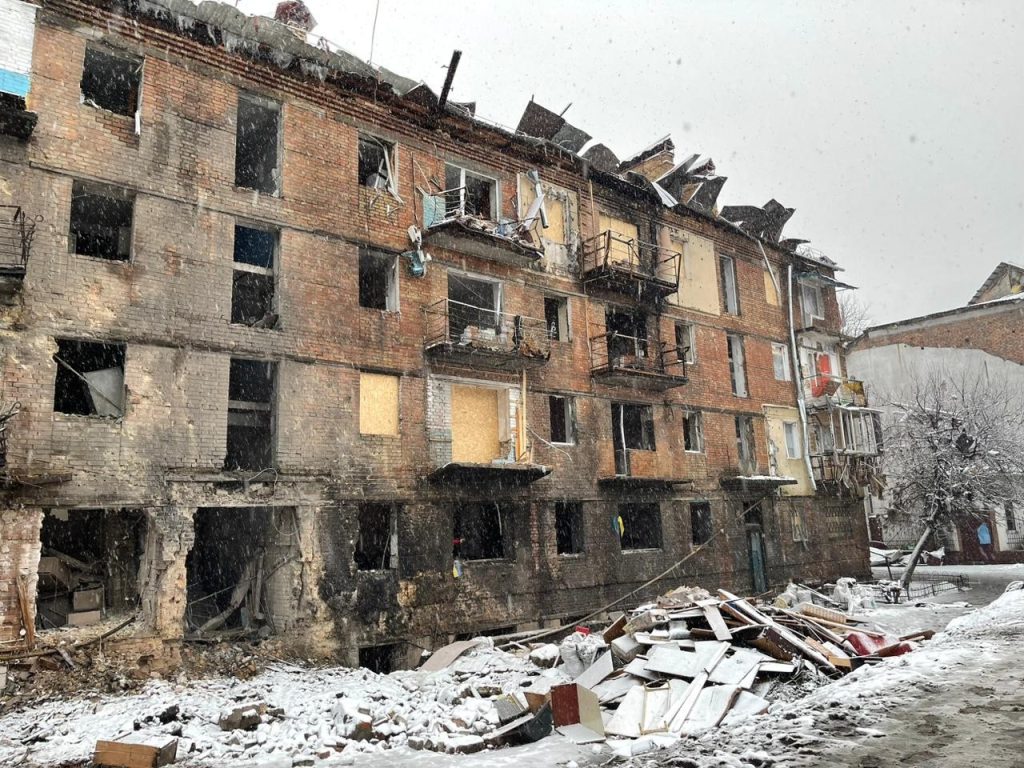 Edificio residenziale nella periferia di Kyiv dopo un attacco russo