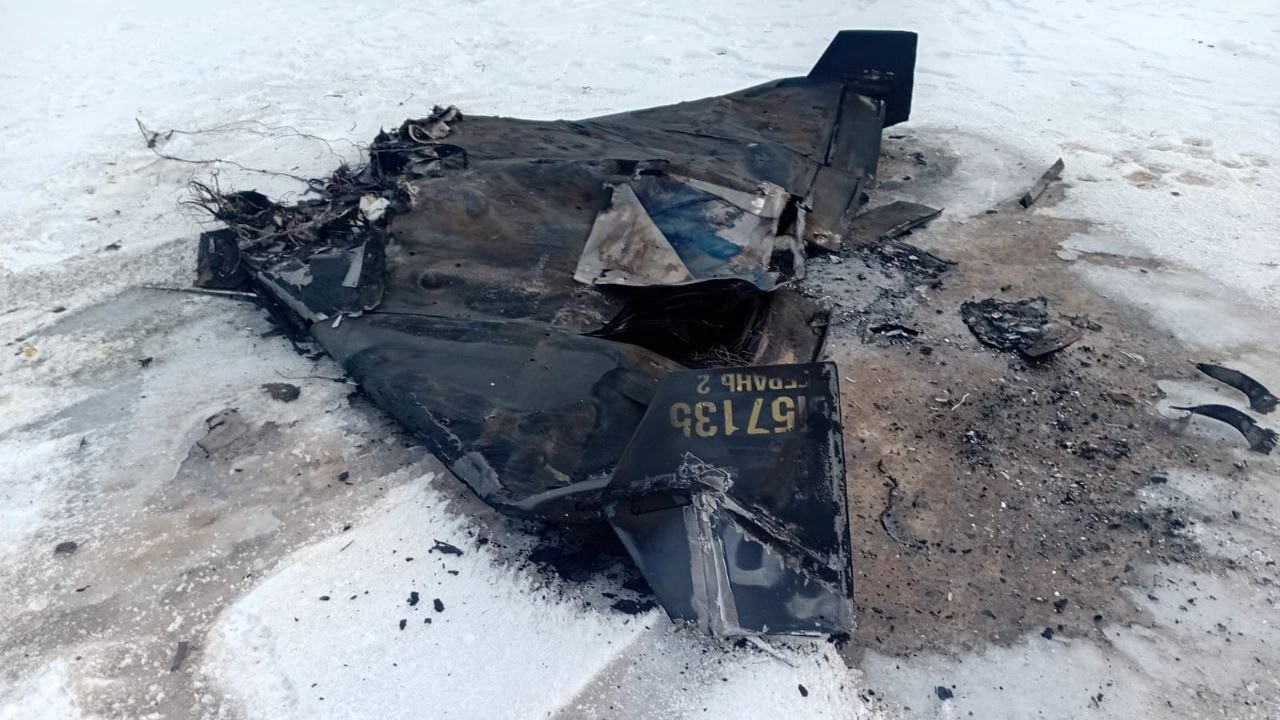 Frammenti di un drone russo trovati dall’autore durante una passeggiata sulla riva del Dnipro