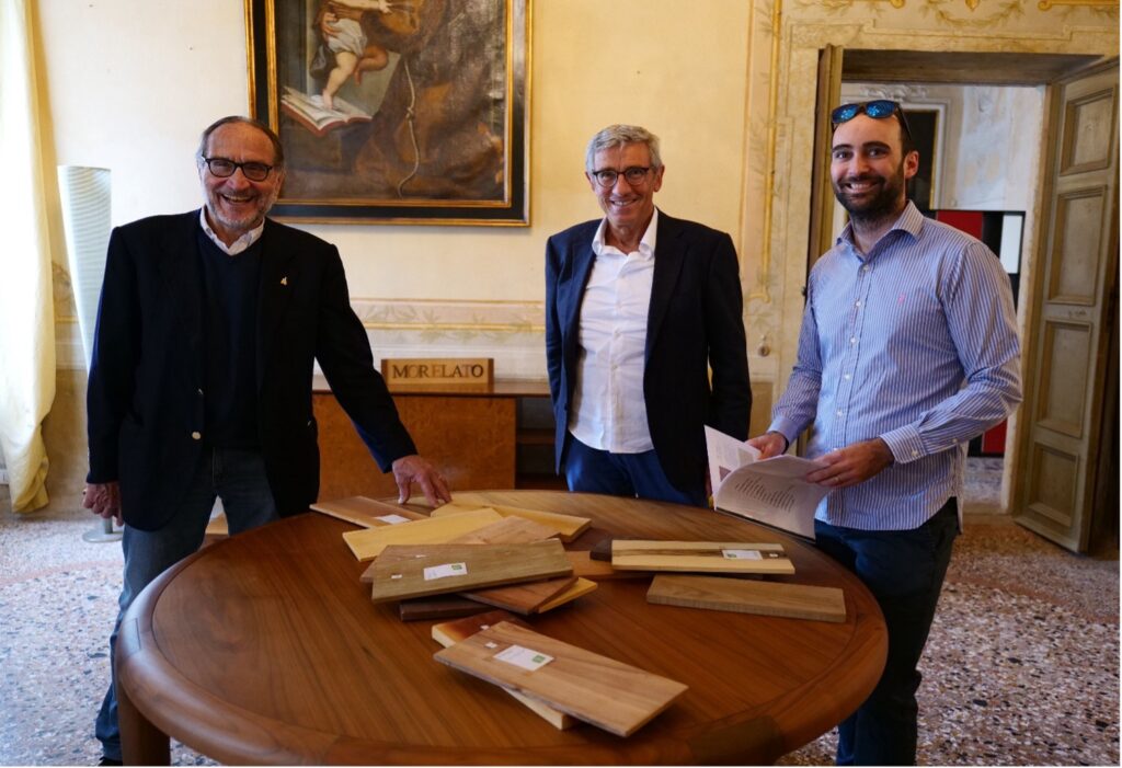 Presentiamo campioni dei legni tropicali del Gran Chaco alla Morelato, impresa che produce mobili di design.