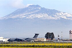 Sigonella, campo di volo con l’Etna in sfondo (Foto Wikipedia)