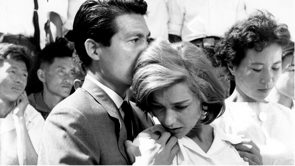 Eiji Okada e Emanuelle Riva in "Hiroshima mon amour", di Alain Resnais.
