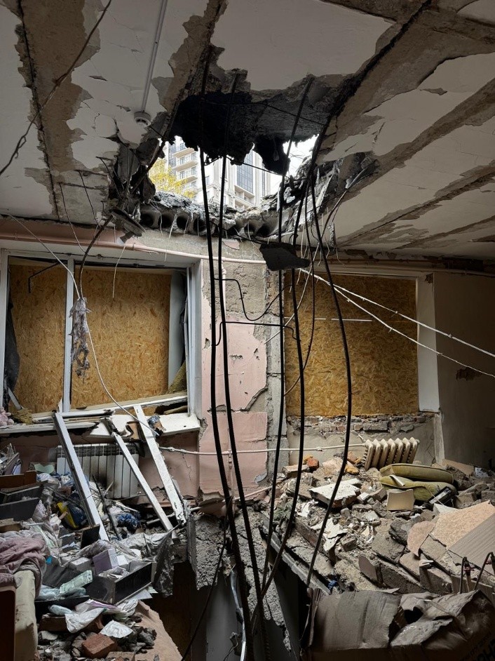Reparto maternità n. 5 dopo l’impatto di un drone russo. Foto di Svitlana Galych