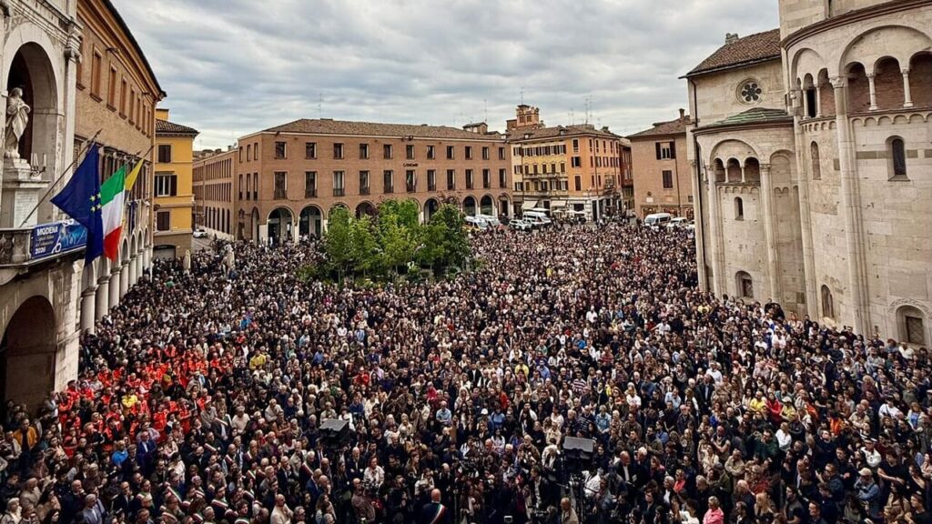 Dalla realtà alla paura: il meccanismo della propaganda Manifestazione in Piazza Grande dopo la strage di via Emilia