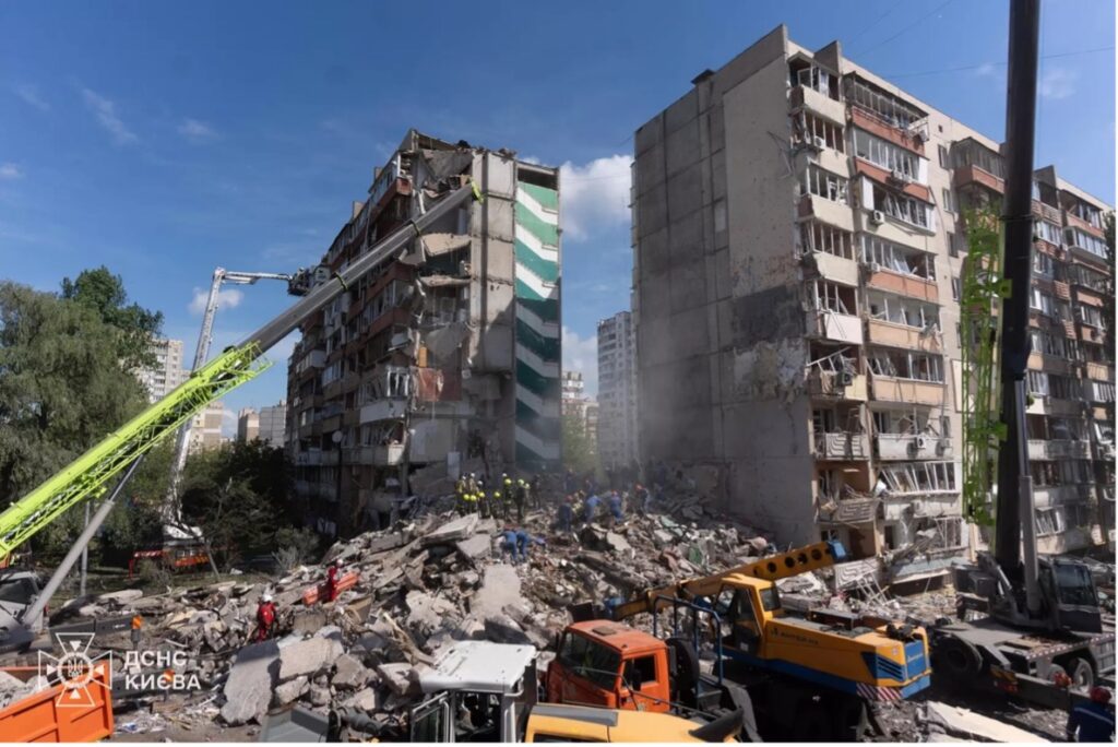 Un missile russo ha colpito un edificio residenziale.Kyiv, 14 maggio 2026. Foto: Servizio Statale d’Emergenza dell’Ucraina (DSNS), Wikipedia.