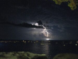 fulmine sul mare