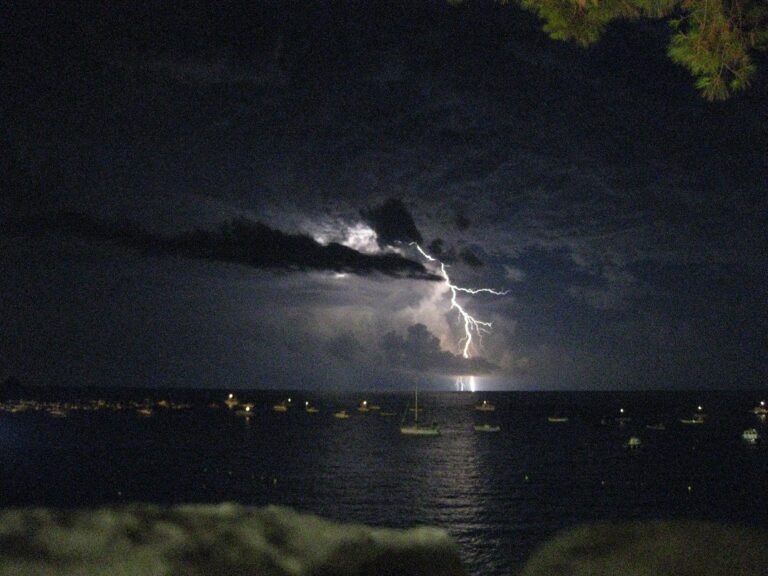 fulmine sul mare