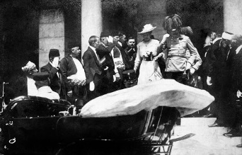 Cartolina postale con la fotografia dell’arciduca Francesco Ferdinando e di sua moglie pochi minuti prima dell’attentato. 28 giugno 1914. Fonte: Wikipedia.