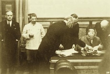 Firma del Patto Molotov-Ribbentrop, 23 agosto 1939.Fonte: Wikipedia.