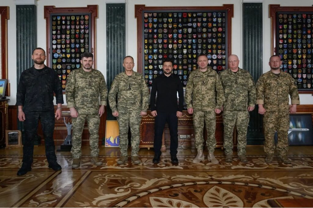 Il Presidente dell’Ucraina insieme ai vertici del Ministero della Difesa e dello Stato Maggiore. Foto: Wikipedia, CC BY 4.0