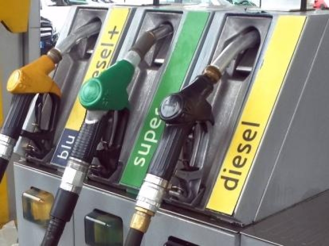 Razzi e piume: il mercatismo del prezzo dei prodotti petroliferi prezzi carburanti razzi piume