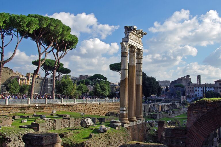 Un ragazzo francese esile con il maglioncino blu amicizia ritrovata e perduta
