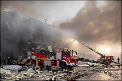 I mezzi dei soccorritori danneggiati da un secondo attacco russo sullo stesso luogo. Odesa, maggio 2024.