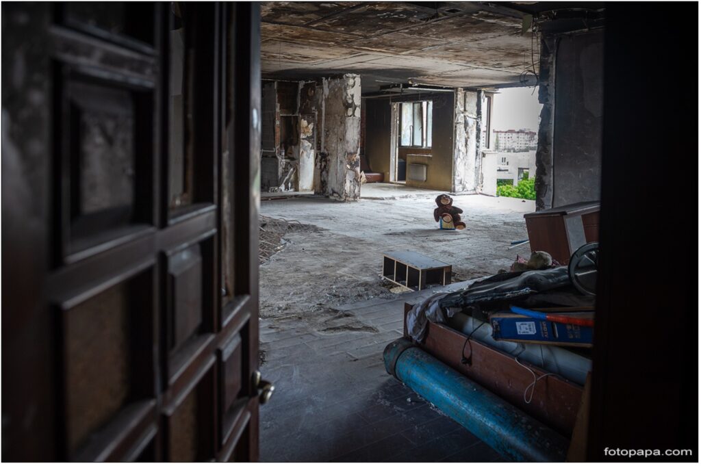 Un piano completamente devastato al suo interno dall’impatto di un missile russo. Complesso residenziale Tiras, Odesa, 23 aprile 2022.